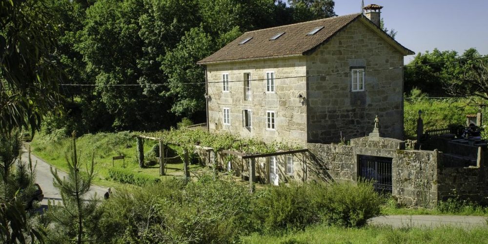 Hoteles rurales que admiten perros en Galicia como esta Casa de Turismo Rural Os Petroglifos