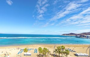 Foto de la playa donde se encuentran los hoteles que admiten perros en Las Palmas de Gran Canaria