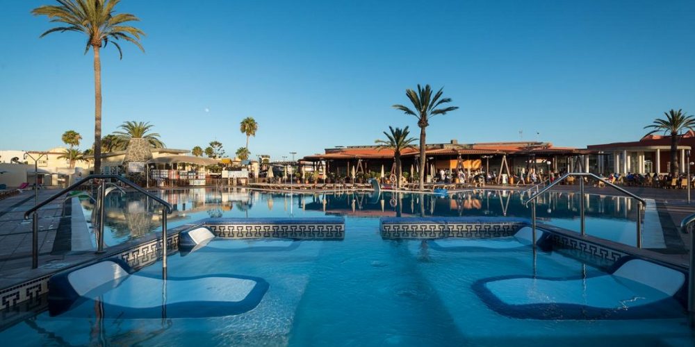 Foto de la piscina que forma parte de la urbanización como la de muchos de nuestros apartamentos para ir con mascota de Playa del Inglés en Gran Canaria