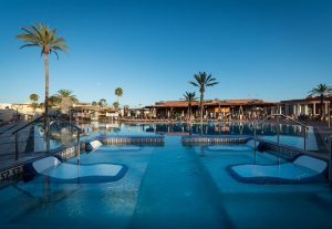 Foto de la piscina que forma parte de la urbanización como la de muchos de nuestros apartamentos para ir con mascota de Playa del Inglés en Gran Canaria