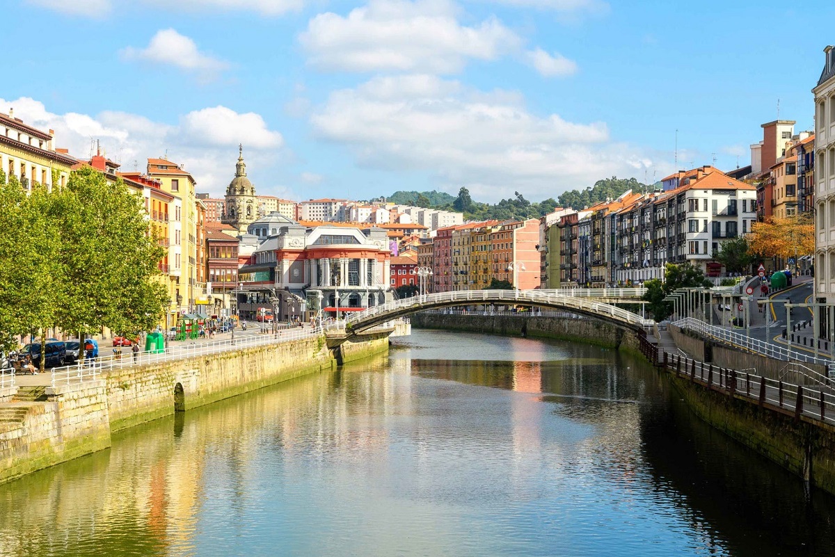 Foto de la ciudad de Bilbao donde puedes elegir cualquiera de nuestros apartamentos que admiten mascotas
