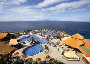 Foto del mar y las piscinas cerca de la costa de Puerto de Santiago en Tenerife donde se encuentran los apartamentos que admiten perros de nuestro ranking