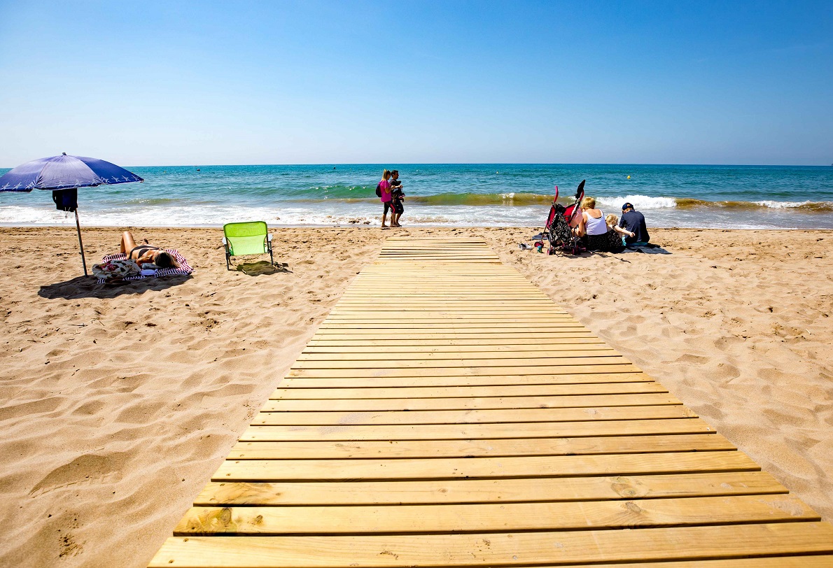 Foto de la playa de Castelldefels donde se encuentran muchos de los hoteles para ir con perro de nuestro listado