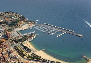 Foto de la playa de Sant Feliu de Guixols donde puedes ir estas vacaciones con tu mascota a cualquiera de los hoteles de nuestra lista