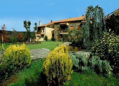 Listado de hoteles rurales que admiten mascotas en la Sierra de Gredos como el Hotel Milano Real que aparece en la fotografia