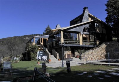 Hoteles rurales que admiten mascotas en la Sierra de Madrid como la Casona de Navalmedio que puedes ver en esta foto