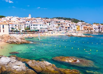 Los mejores hoteles para ir con tu mascota de vacaciones a la Costa Brava y alojarte como en tu propia casa