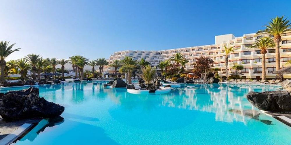 Hoteles que admiten mascotas en Lanzarote ideales para ir a la playa o disfrutar de una piscina como el del Meliá Salinas
