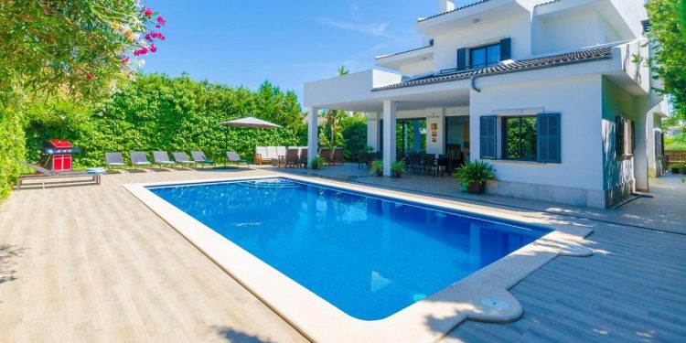 Villas que admiten mascotas en Can Picafort para disfrutar de la costa de Mallorca con tu perro